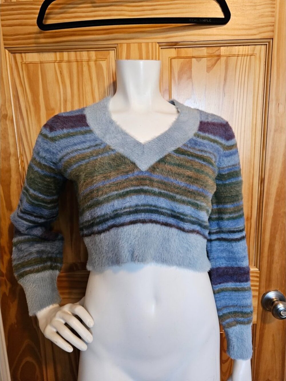 💙 58. Aritzia Sunday Best Size Small Fluffly Cropped Sweater